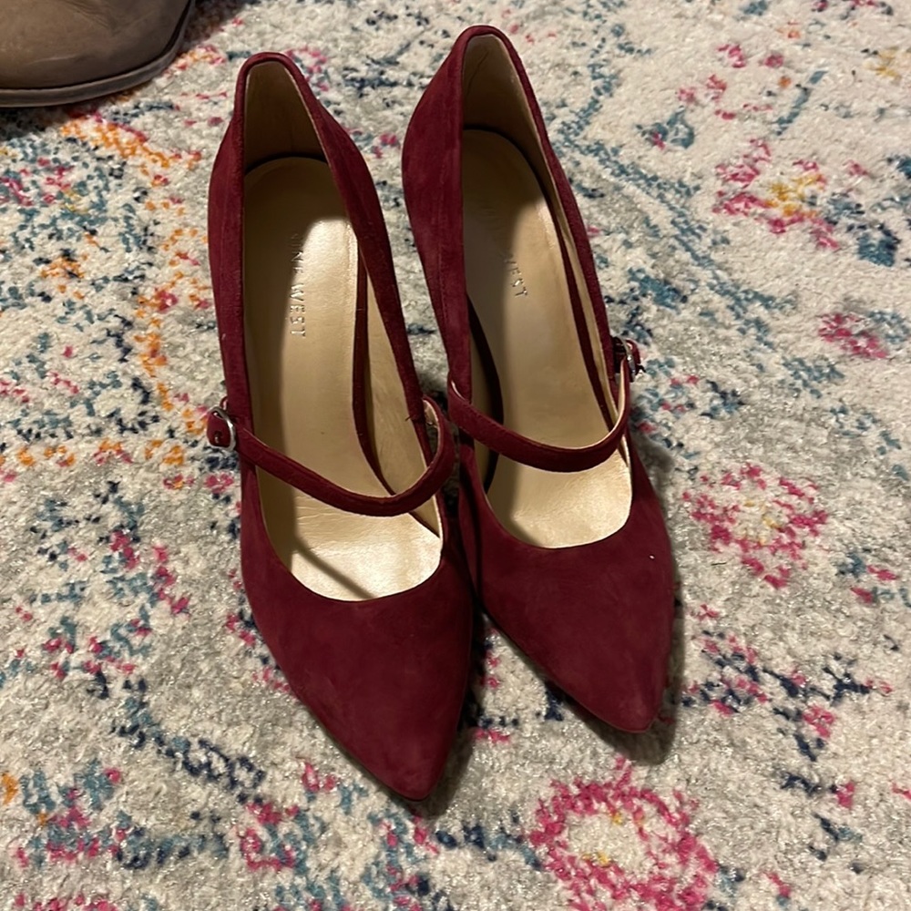 Nine West size 7 red suede heel